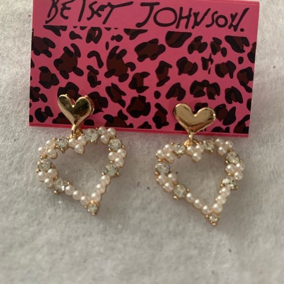 New Betsey Johnson Heart Gold Earrings - Picture 3 of 5